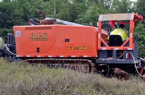 福龍鉆牌非開(kāi)挖鉆機(jī)在印度尼西亞市政工地作業(yè)